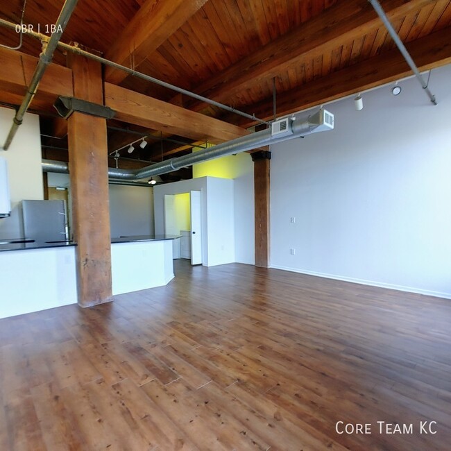 Building Photo - Large studio in River Market!