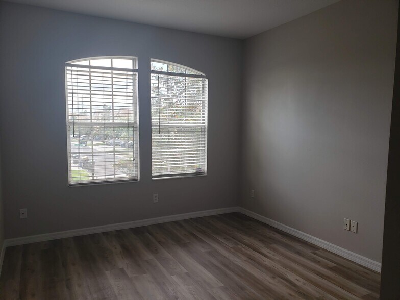 Building Photo - 469 Glastonbury Drive