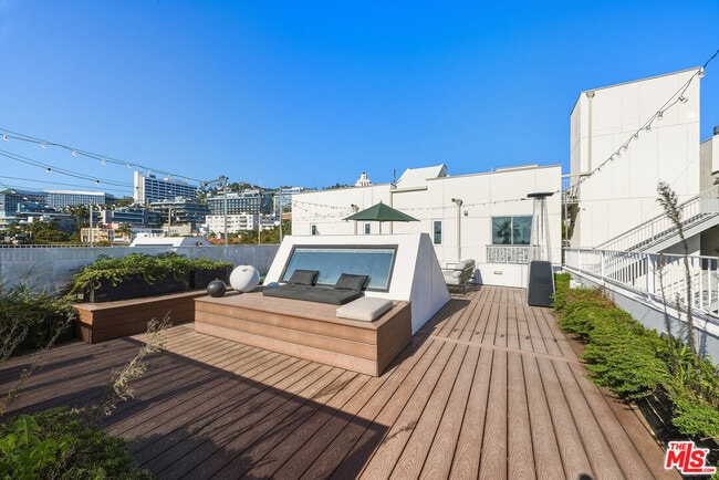 Building Photo - 1253 N Sweetzer Ave