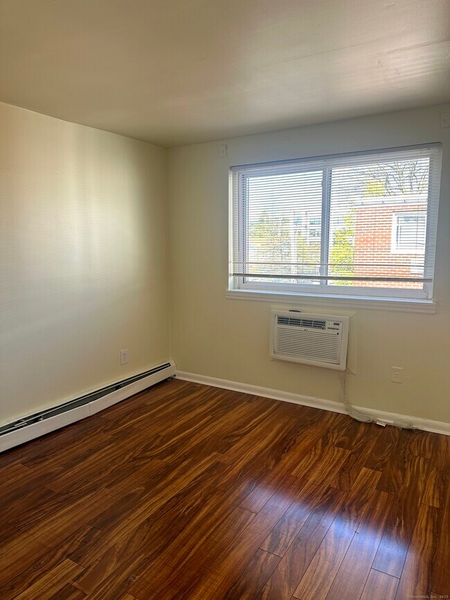 Building Photo - 4 Van Zant St