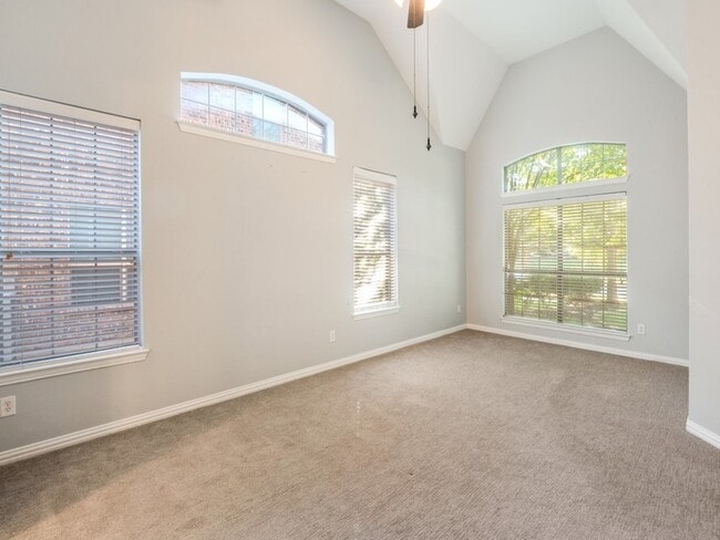 Building Photo - 3250 Woodbine Tr