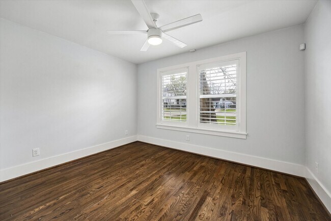 Building Photo - 1062 W 41st St