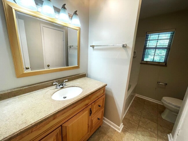 Building Photo - Quaint 2 bedroom 1 bath apartment on quiet...
