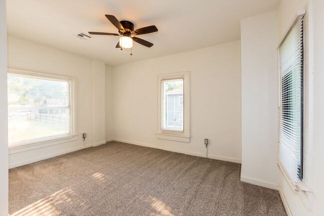 Building Photo - N Rosedale Ave Duplex