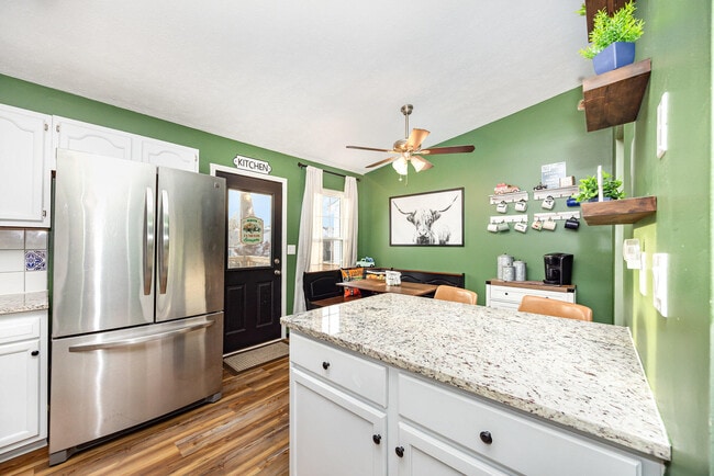 Building Photo - 3631 Mitten Dr