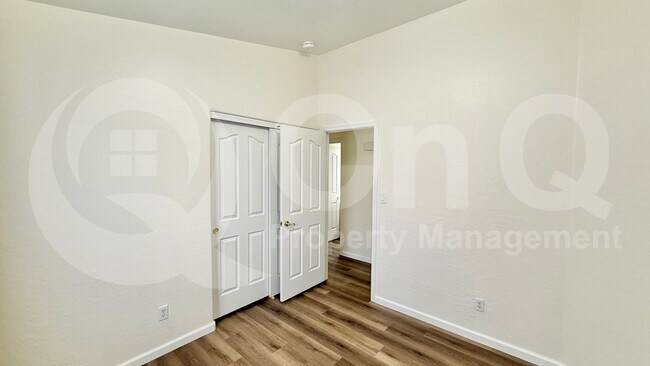 Building Photo - 417 E Cantebria Dr