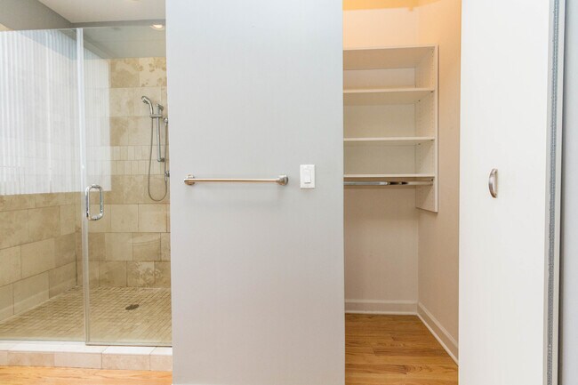 Building Photo - 4810 N Lavergne Ave