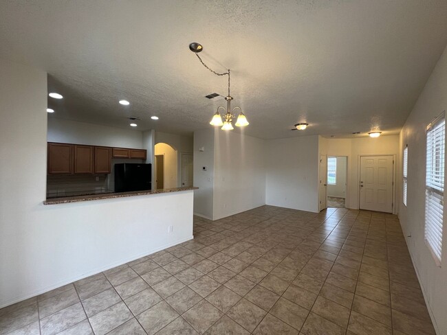 Building Photo - 3 Bedroom Single Story Home Available in P...