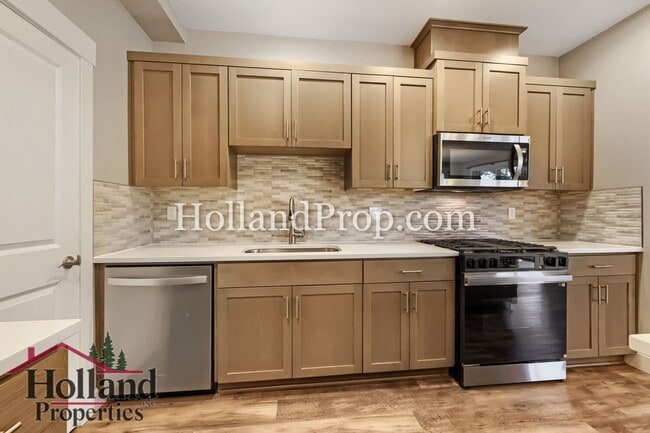 Building Photo - Beautiful 3-Bedroom Home with Fireplace, Modern Kitchen & Private Backyard in Hillsboro