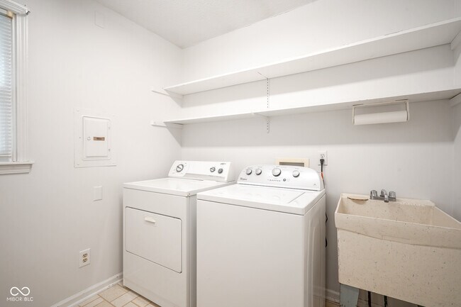 Building Photo - 10924 Lakeshore Dr W