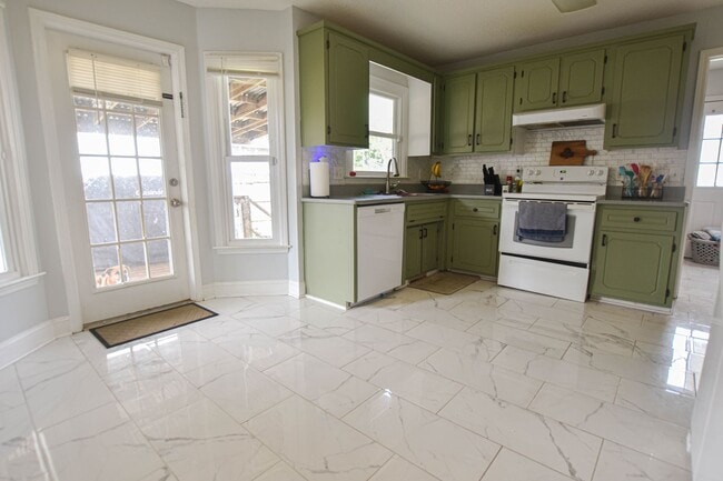 Building Photo - Pet Friendly Five Bedroom!