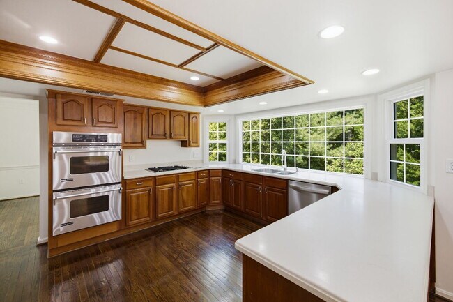 Building Photo - Spacious 5-Bedroom Colonial with Walk-Out Basement in Sought-After Stonebridge