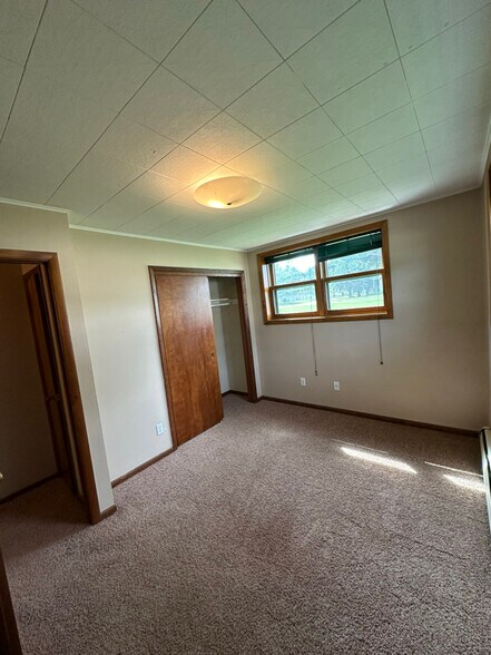 Building Photo - 413 Merriam Ave S