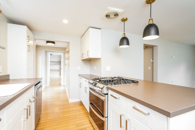 Building Photo - Inviting 3bed Seattle Home with Garage, Yard, and Parking!