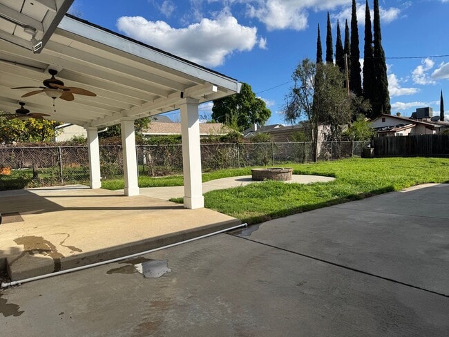 Building Photo - Single level home on large lot