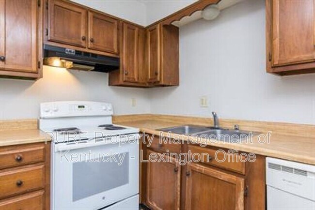 Building Photo - 3736 Camelot Dr