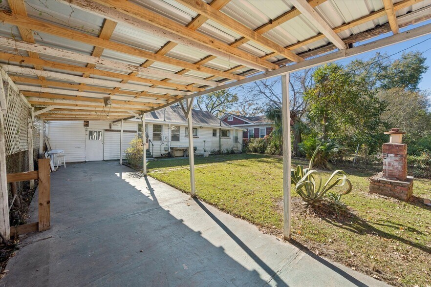 Building Photo - 742 E Park Ave