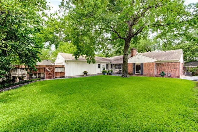 Building Photo - 2602 Briarbrook Dr