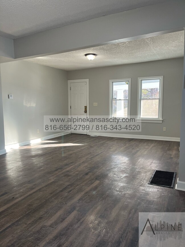 Building Photo - Spacious Upstairs Loft!
