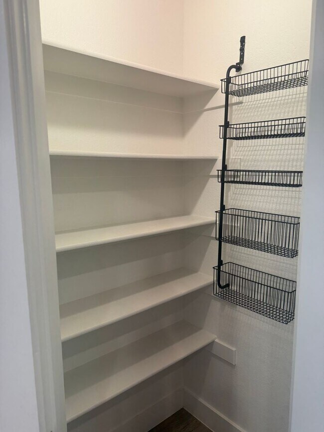 Building Photo - 3/2/2 Cozy Kitchen - Huge Closets