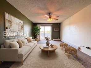 Building Photo - 2 Bed/2 Bath Condo with Modern Amenities / Available Soon!