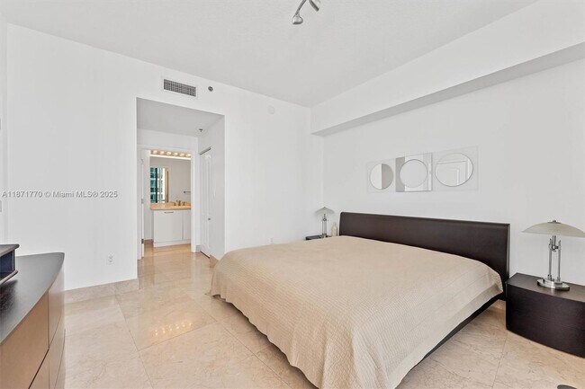 Building Photo - 6515 Collins Ave