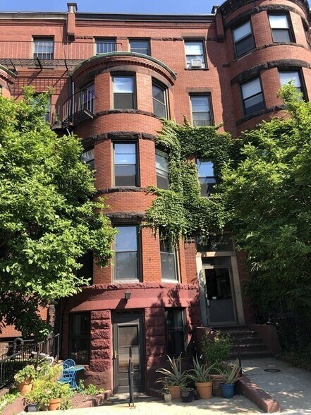 Primary Photo - 918 Beacon St