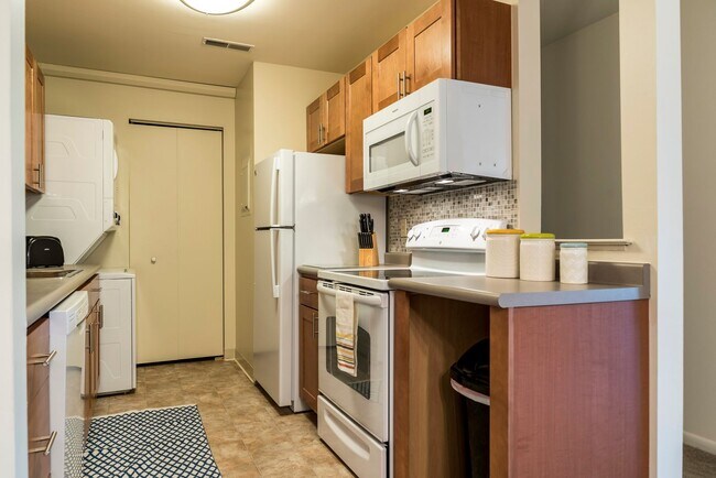 Building Photo - Two Bedroom Contemporary Style Apartment on the Second Floor