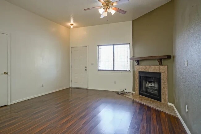 Living room/Den - 6909 Cleghorn Rd NW