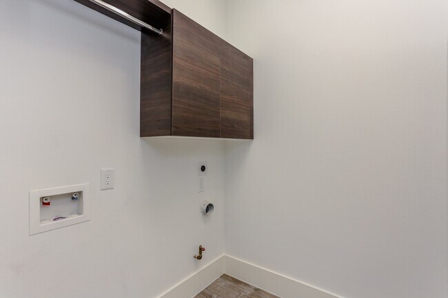 Building Photo - 3404 Saltus St