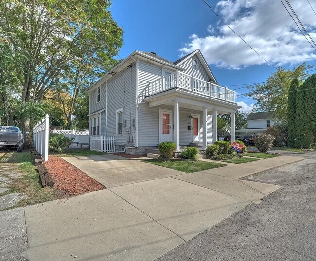 Building Photo - 270 Narrow St