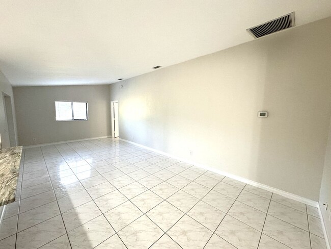 Building Photo - ** NORTH NAPLES ** 3 BED / 2 BATH ** NO HO...