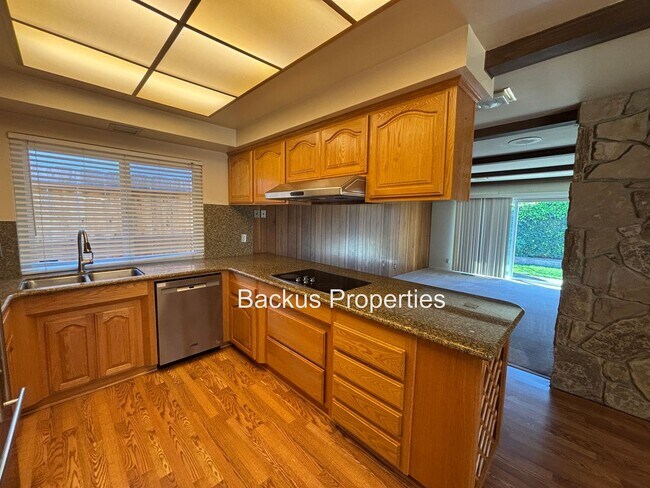 Building Photo - Wonderful three bedroom home in South Salinas