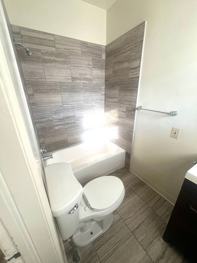 Building Photo - 424 N 13th Ave