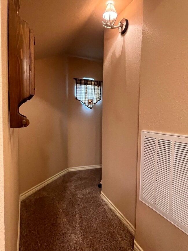 Building Photo - Gated Entry 5 bedroom, 3.5 Bath Home on 16...