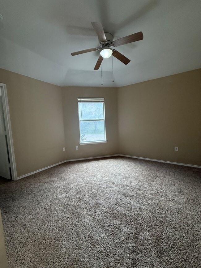 Building Photo - 3/2.5/2 2 STORY - Great Location near Main St