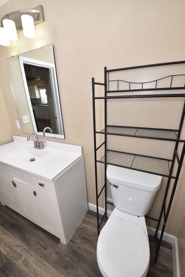 Building Photo - Mishawaka Northside 3 bedroom 1 1/2 story home with 2 bathrooms