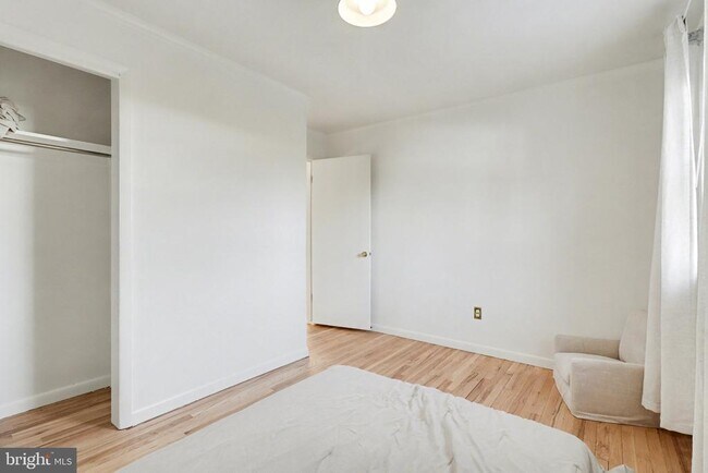 Building Photo - 8 Midland Ct