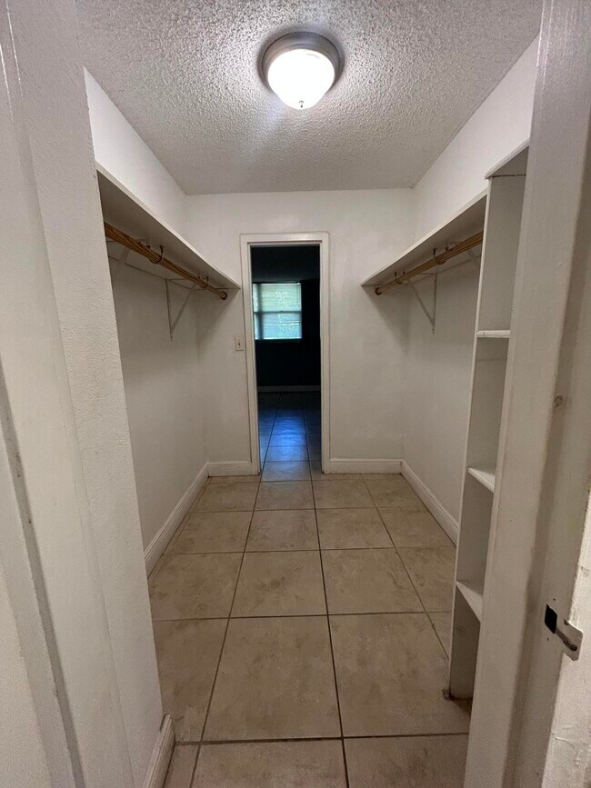 Building Photo - 1805 Sans Souci Blvd