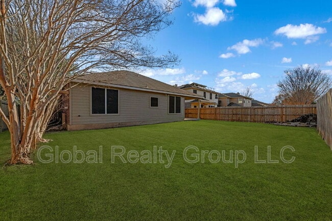 Building Photo - 216 Silver Wing