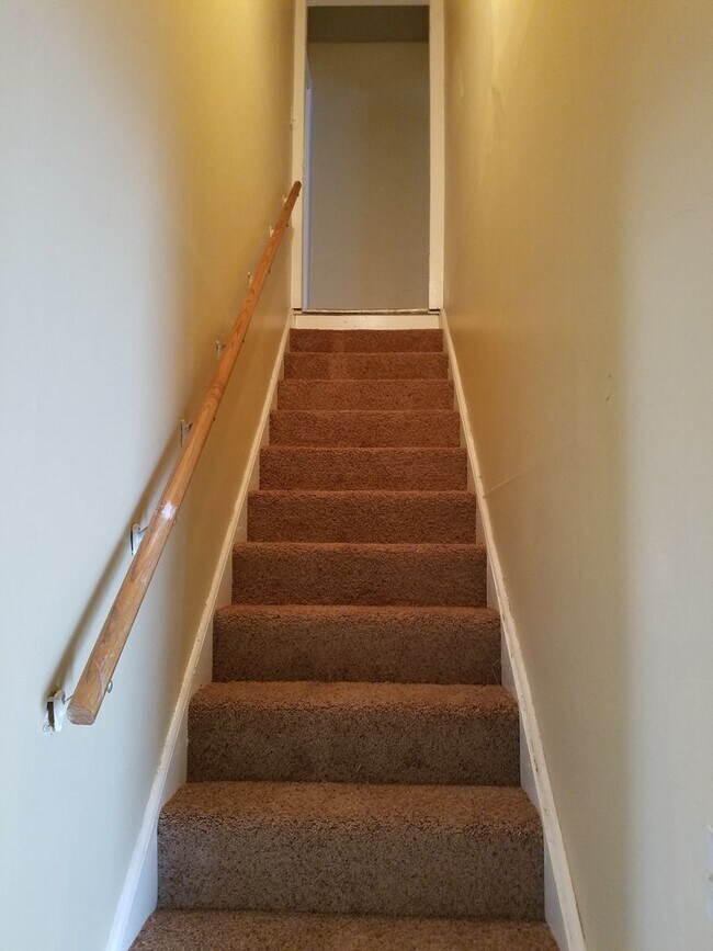 Building Photo - 3 bedroom 1 bathroom house in Edmond with central heat and air conditioning and washer/dryer hookup