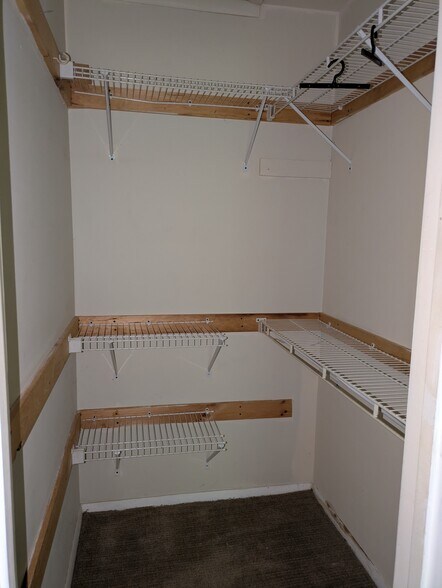 Master walk-in closet - 137 Thimbleberry Rd