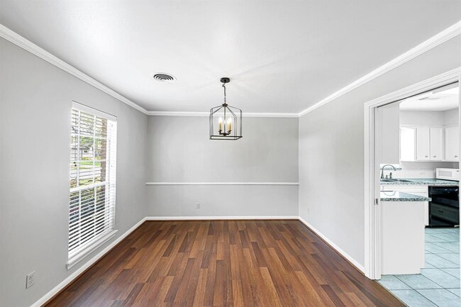 Building Photo - 614 Val Lena Dr