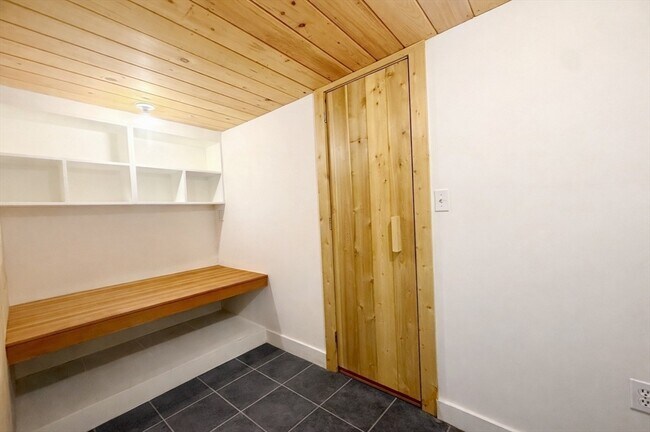 Building Photo - 172 Maplewood St