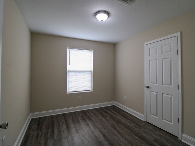 Building Photo - 123 Meadows Ln
