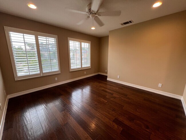 Building Photo - Tustin 3 bed 2.5 bath + office and bonus room