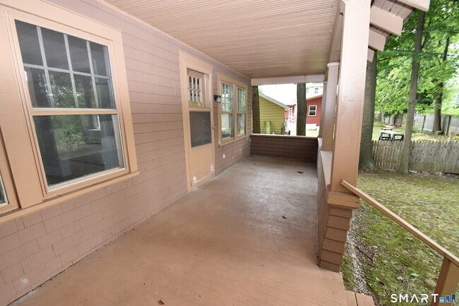 Building Photo - 880 S Quaker Ln
