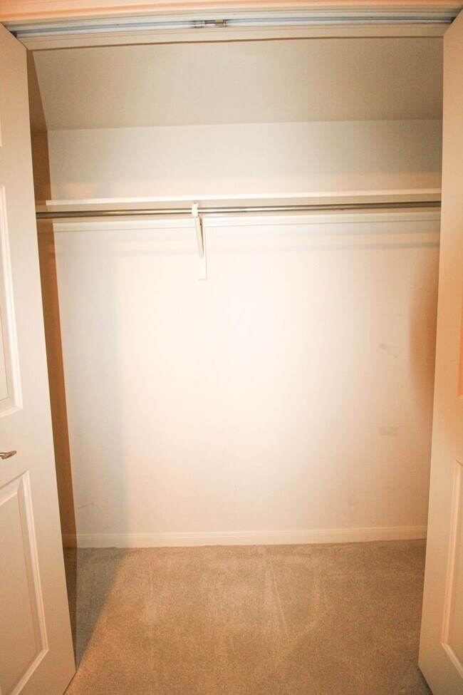 Building Photo - 34 Silverhorn Dr