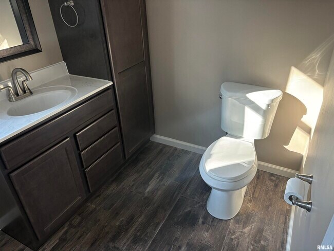 Building Photo - 6930 N Fox Point Dr