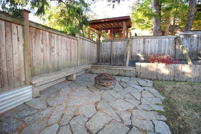 Building Photo - 4405 SW Condor Ave